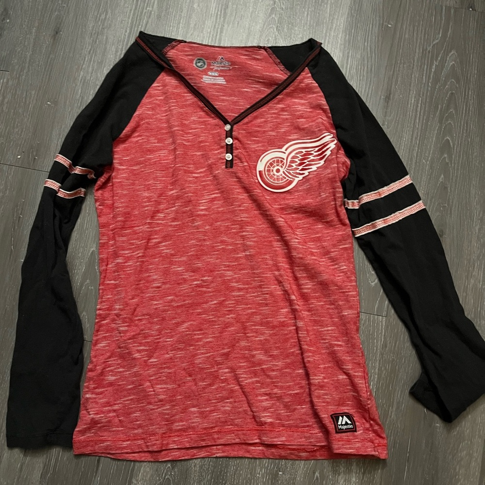 Majestic Women’s Detroit Red Wings Raglan Emblem Red/Black Long Sleeve Top Med